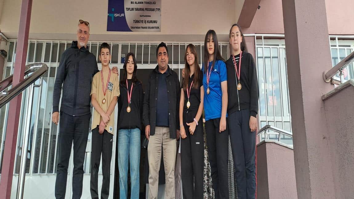 SINIFLAR ARASI VOLEYBOL TURNUVASINDA KAZANAN ÖĞRENCİLER